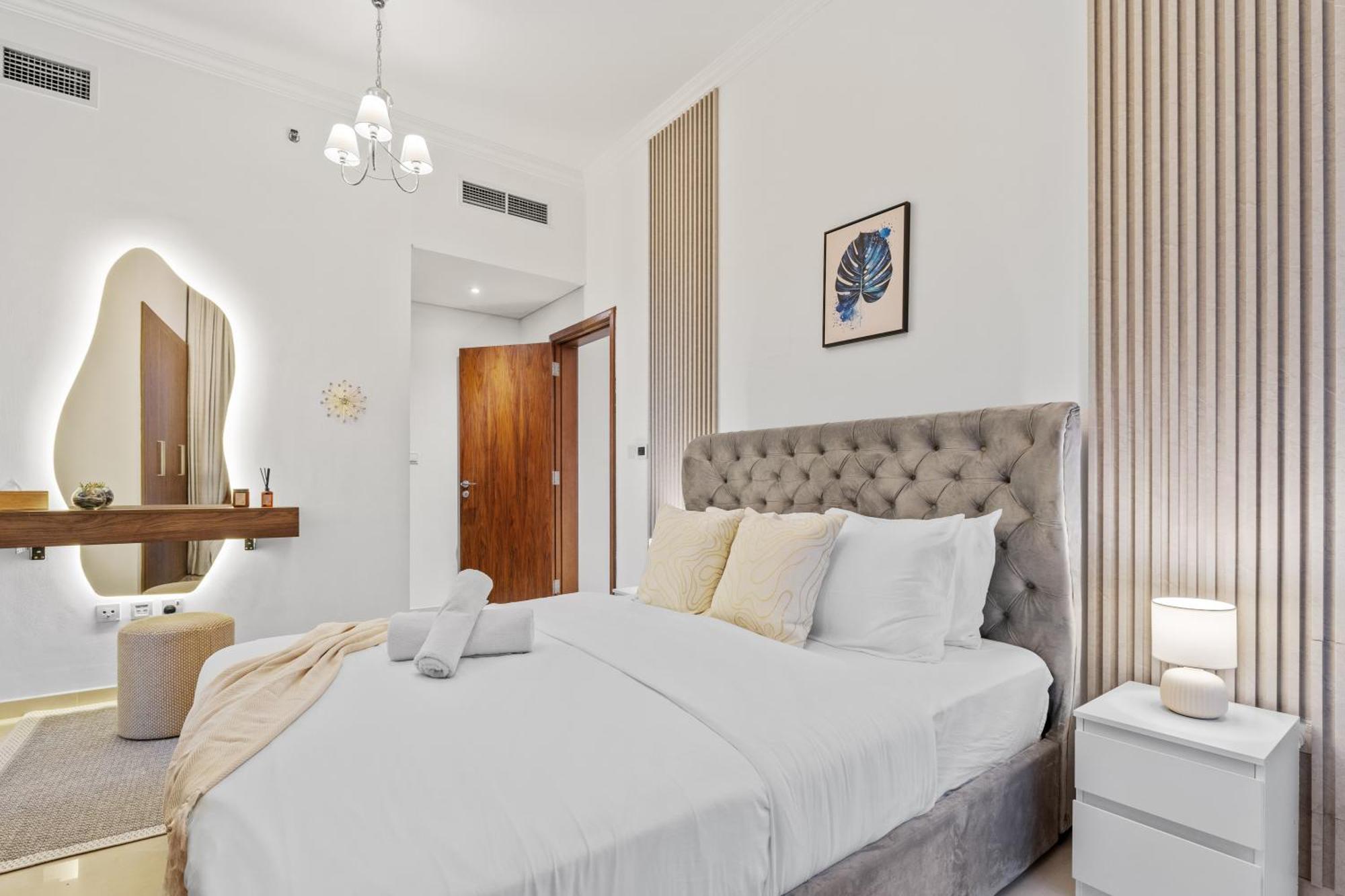 Luxury 1 Bedroom - Walk To Mall & Burj Khalifa Apartment *