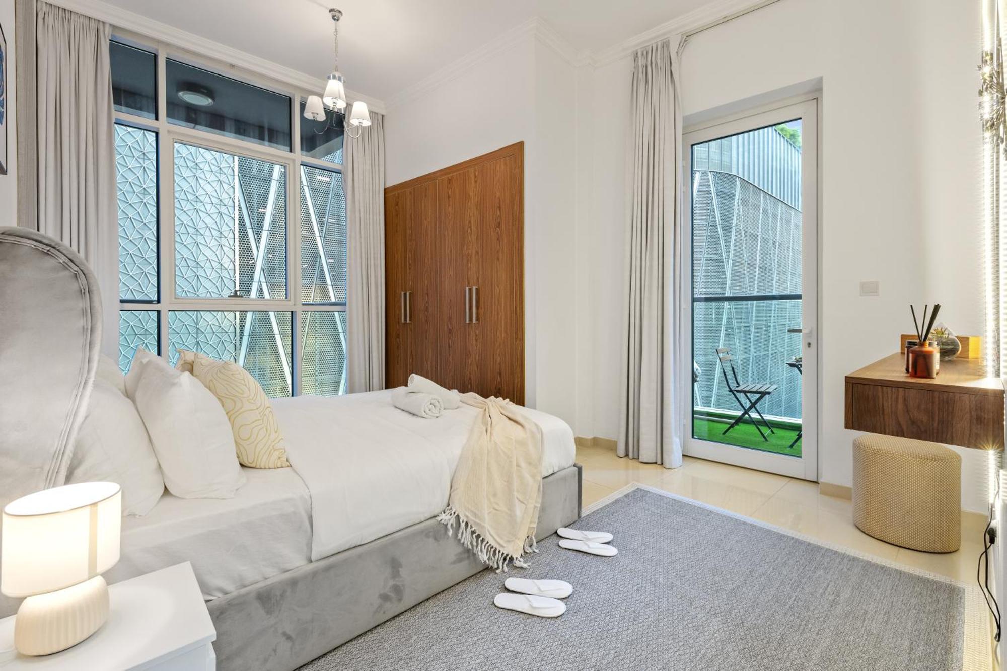 Luxury 1 Bedroom - Walk To Mall & Burj Khalifa Apartment